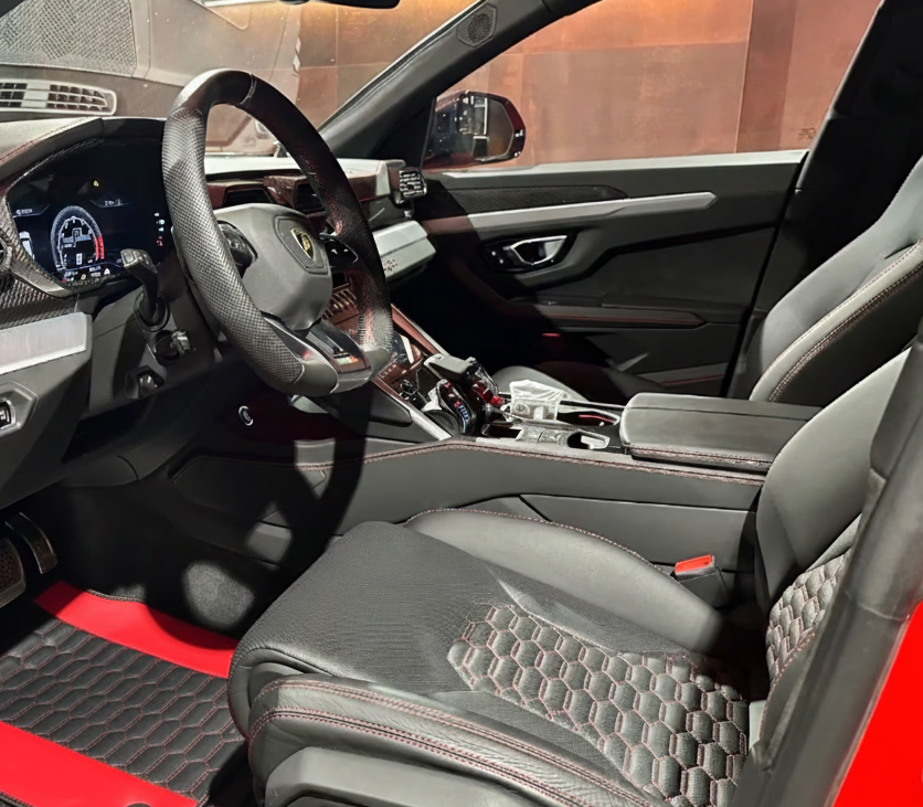Passgenaue schwarze Leder-Autofußmatten für Lamborghini Urus S mit rotem Nappa-Leder
