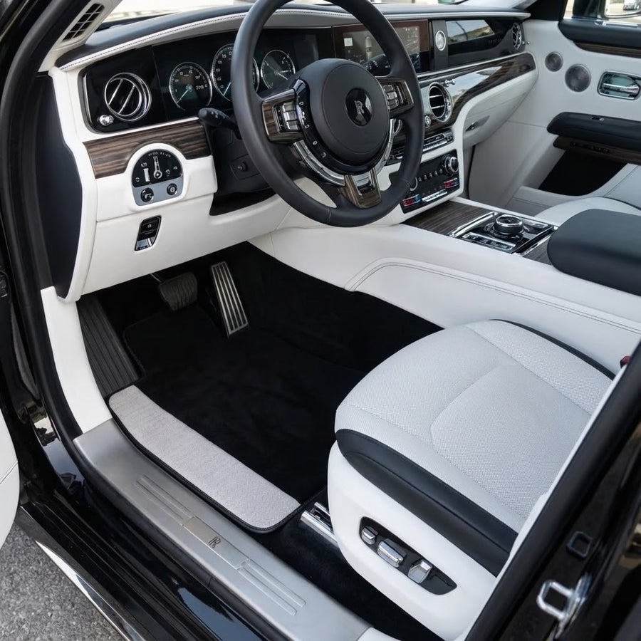 Sorte bilmatter for Rolls Royce Spectre 2023-2024 med grå lærkanter