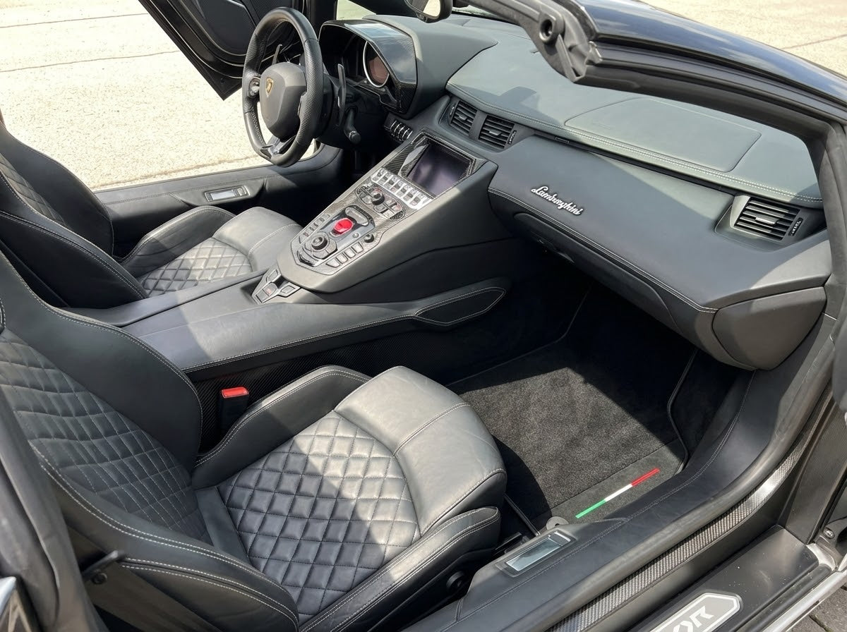Tilpassbare svarte bilmatter for Lamborghini Aventador med Alcantara-lær