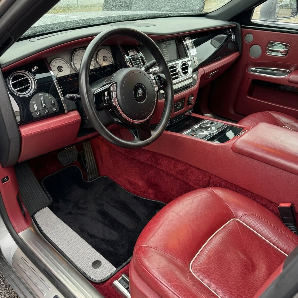 Svarte bilmatter til Rolls Royce Ghost Series I 2010-2020 med grå lærkanter