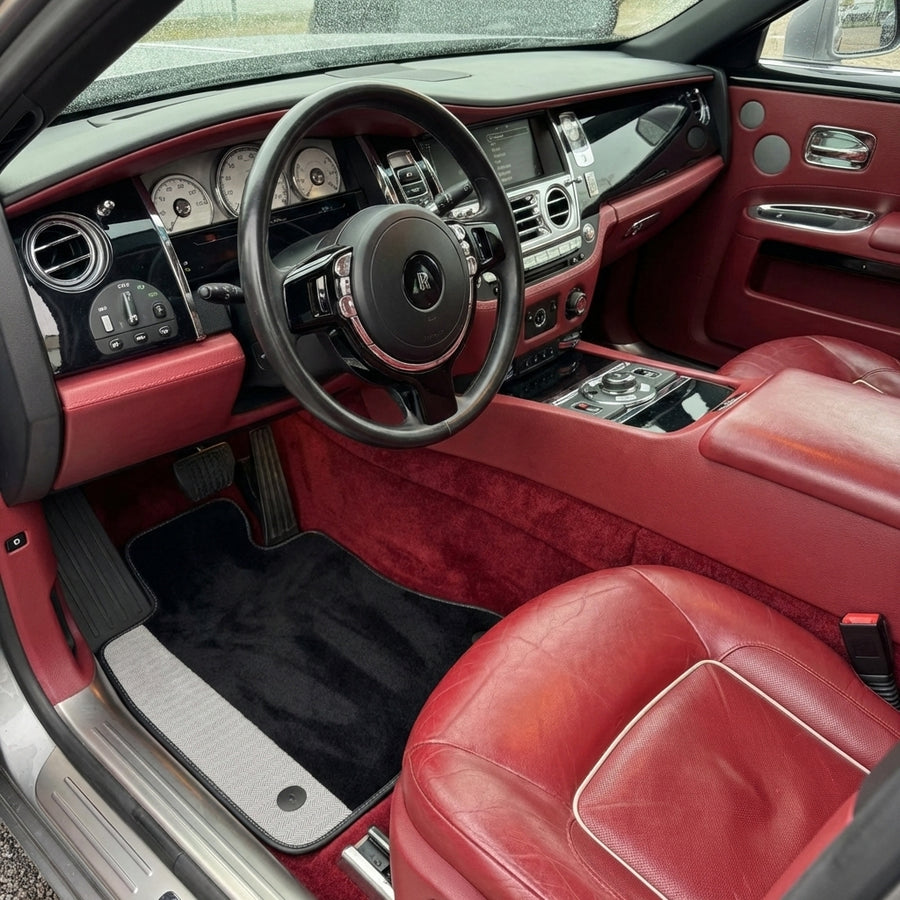 Svarte bilmatter til Rolls Royce Ghost Series I 2010-2020 med grå lærkanter