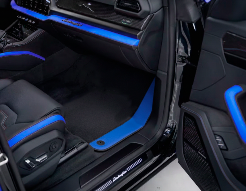 Tilpassbare svarte bilmatter for Lamborghini Urus med blå Alcantara-skinn
