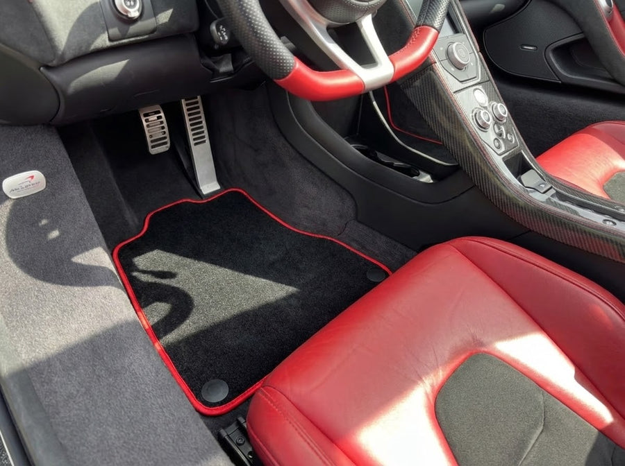 Bilmatter for McLaren MP4-12C (2011–2014) Svart Skreddersydd med rød trim