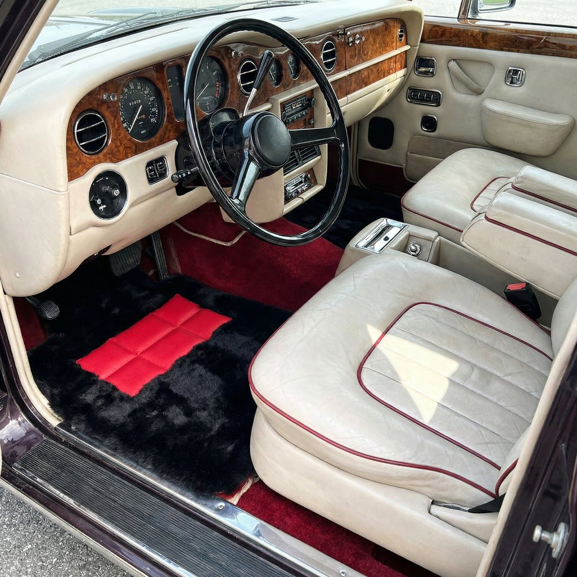 Customizable Leather Floor Mats with AW12 Pattern for Rolls Royce Shadow (1965-1977) - AutoWin