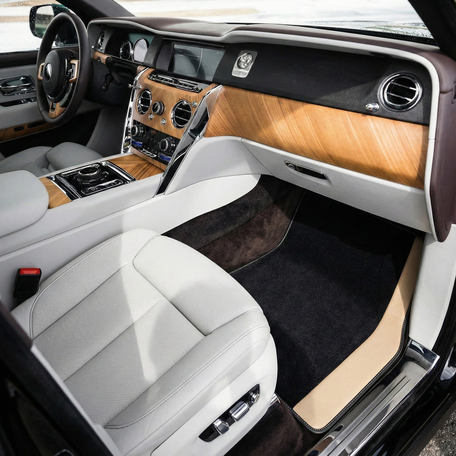 Maßgefertigte schwarze Fußmatten für Rolls Royce Cullinan mit beigem Leder