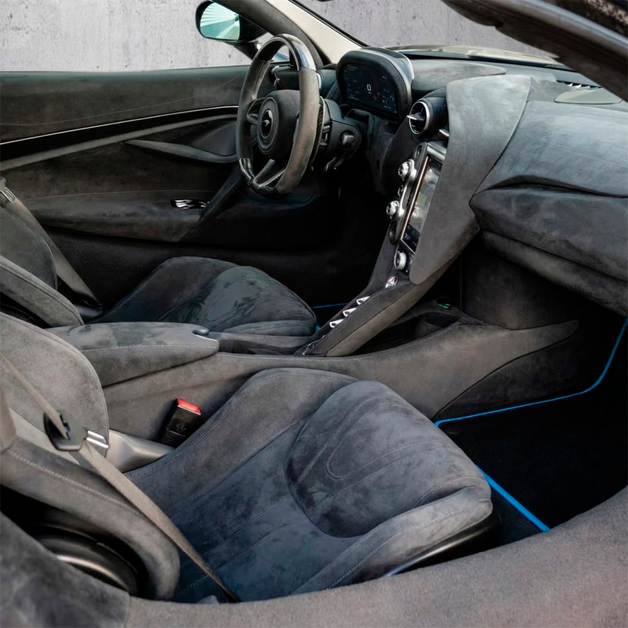 Schwarze Autofußmatten für McLaren 720S (2017-2021) mit blauen Akzenten
