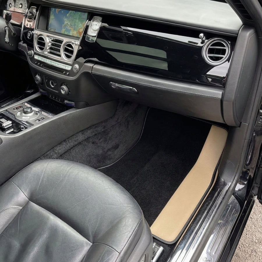 Tilpassede svarte bilmatter for Rolls Royce Ghost Series II (2021-2024) med beige skinn