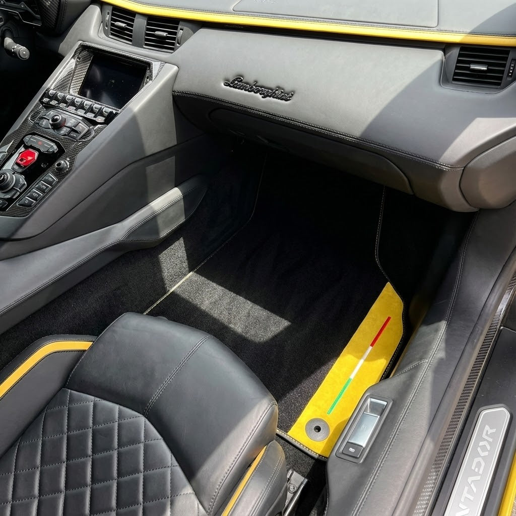 Tilpassbare svarte bilmatter for Lamborghini Aventador S med gul Alcantara-leder