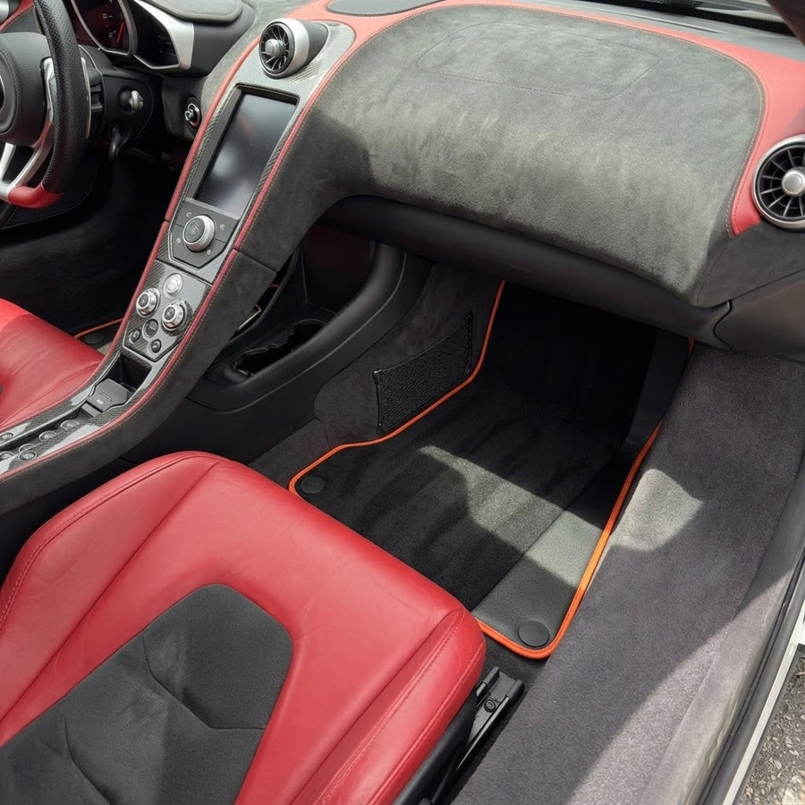 Schwarze Autofußmatten für McLaren MP4-12C (2011–2014) mit Alcantara Leder
