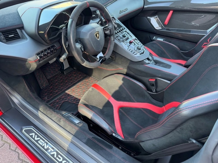 Tilpassbare lærbilmatter for Lamborghini Aventador SV | Rød søm