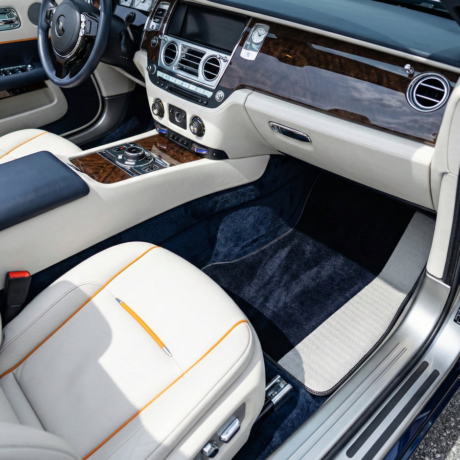 Svarte bilmatter for Rolls Royce Dawn 2016-2023 med grå lærkanter