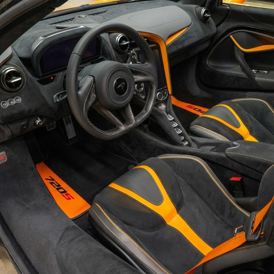 Svarte Bilmatter for McLaren 720S (2017-2021) med oransje skinn