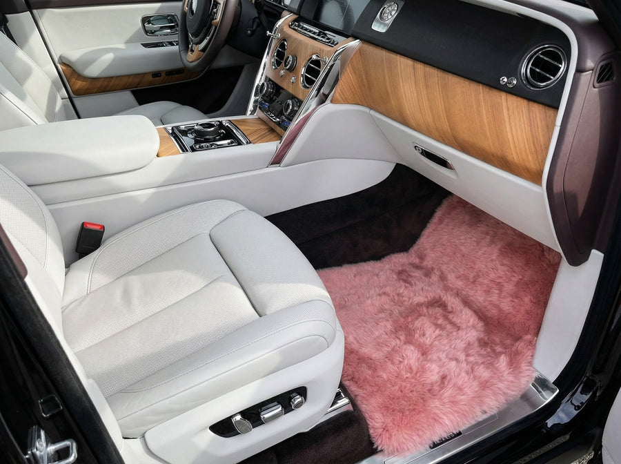 Rosa Saueskinnsmatter For Rolls Royce Cullinan Er56 Design Merke