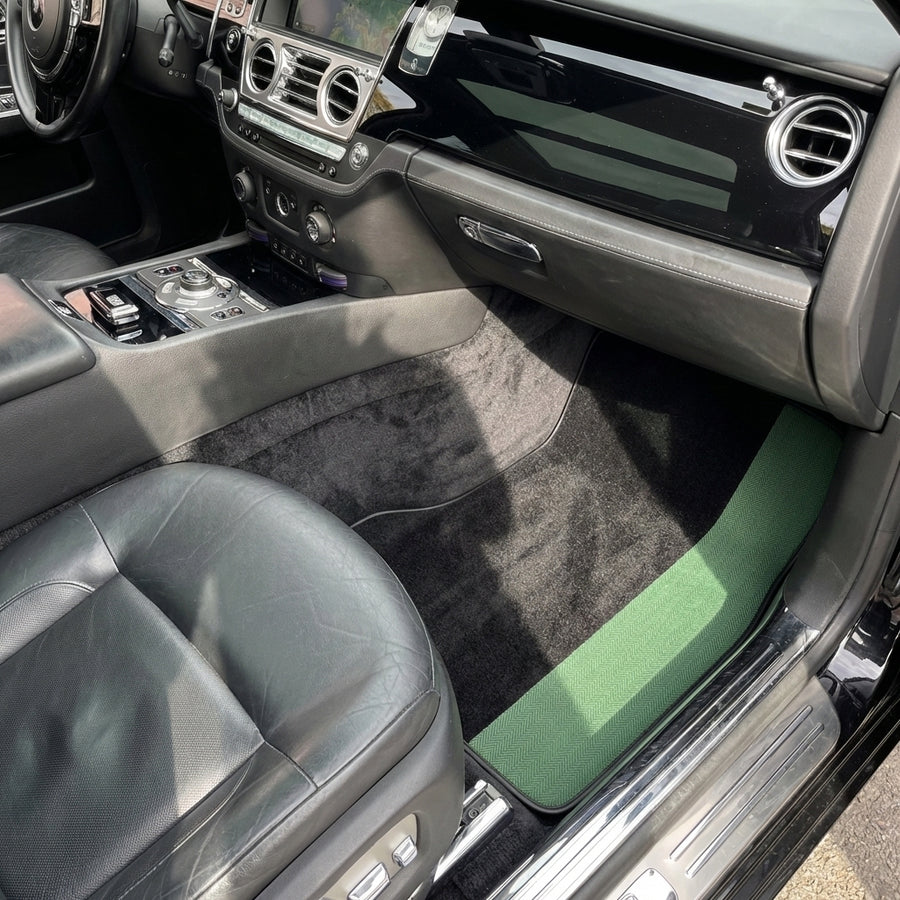 Svart bilmatter for Rolls Royce Ghost Series I (2010-2020) med grønne skinnkanter