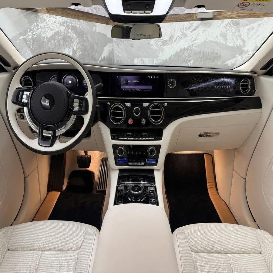 Svarte bilmatter for Rolls Royce Spectre (2023-2024) med gyllent lær
