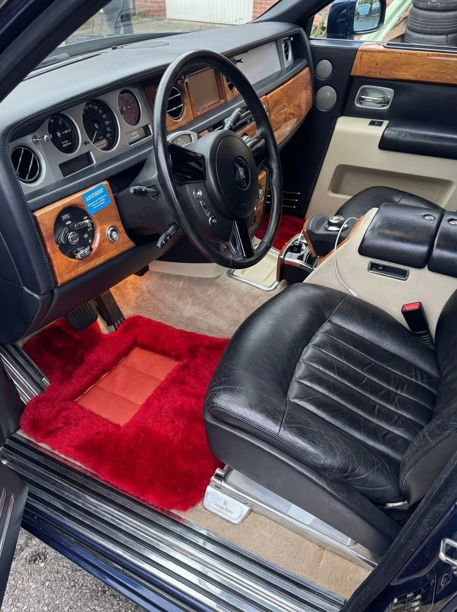 Rote Schaffell-Fußmatten für Rolls Royce Phantom Drophead Coupe 2007–2016 Er56 Designmarke