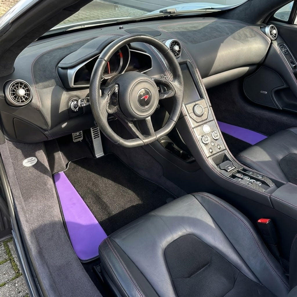 Lila Leder-Schwarze Fußmatten für McLaren 720S | Schwarzer Besatz