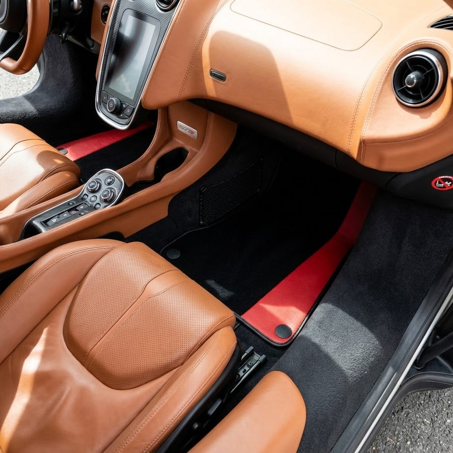 Schwarze Autofußmatten für McLaren 570S (2015-2021) mit rotem Leder