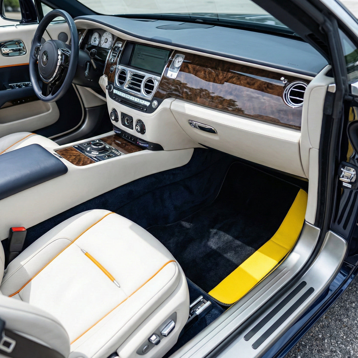 Egendefinerte svarte bilmatter for Rolls Royce Dawn (2016-2023) med gult skinn