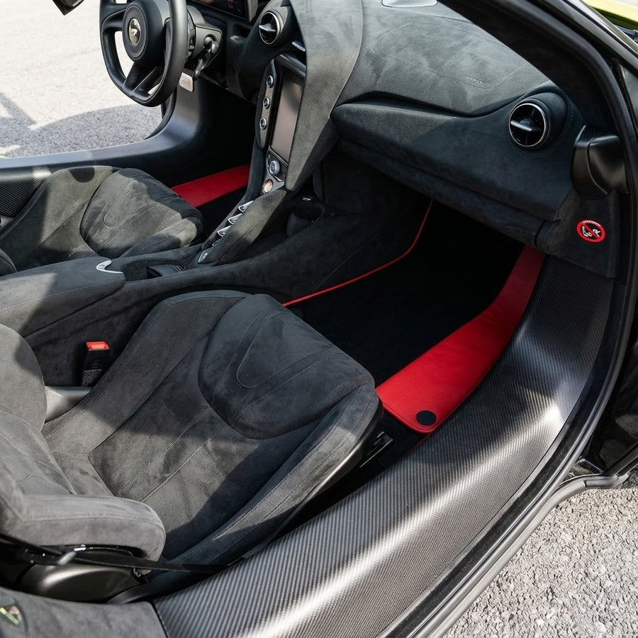 Svarte Bilmatter for McLaren 750S (2023-2025) med rødt lær