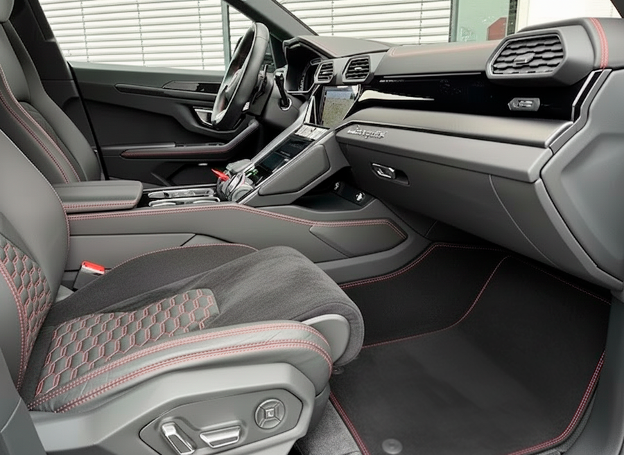 Tilpassbare bilmatter for Lamborghini Urus Alcantara-lær med gule sømmer
