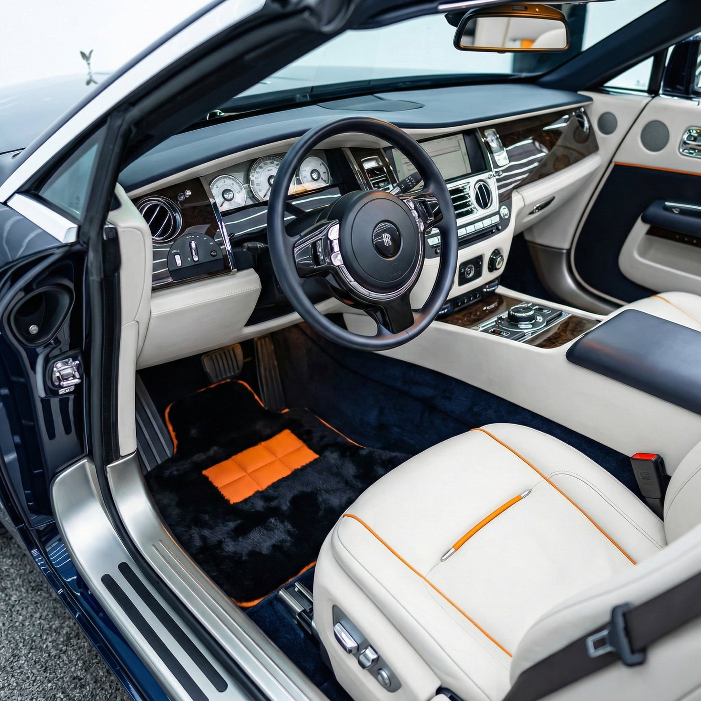 Svart saueskinnsmatter for Rolls-Royce Dawn med oransje skinntrim