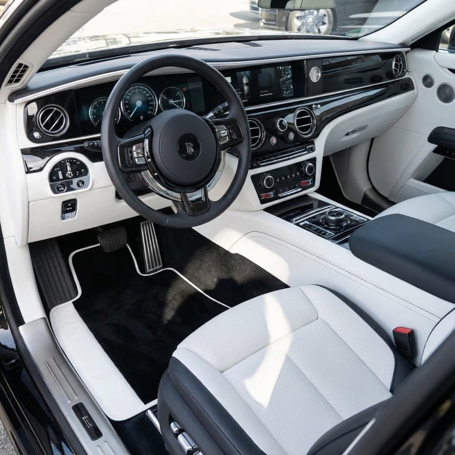 Sorte bildematter til Rolls Royce Spectre 2023-2024 med hvitt skinn | Hvitt trim