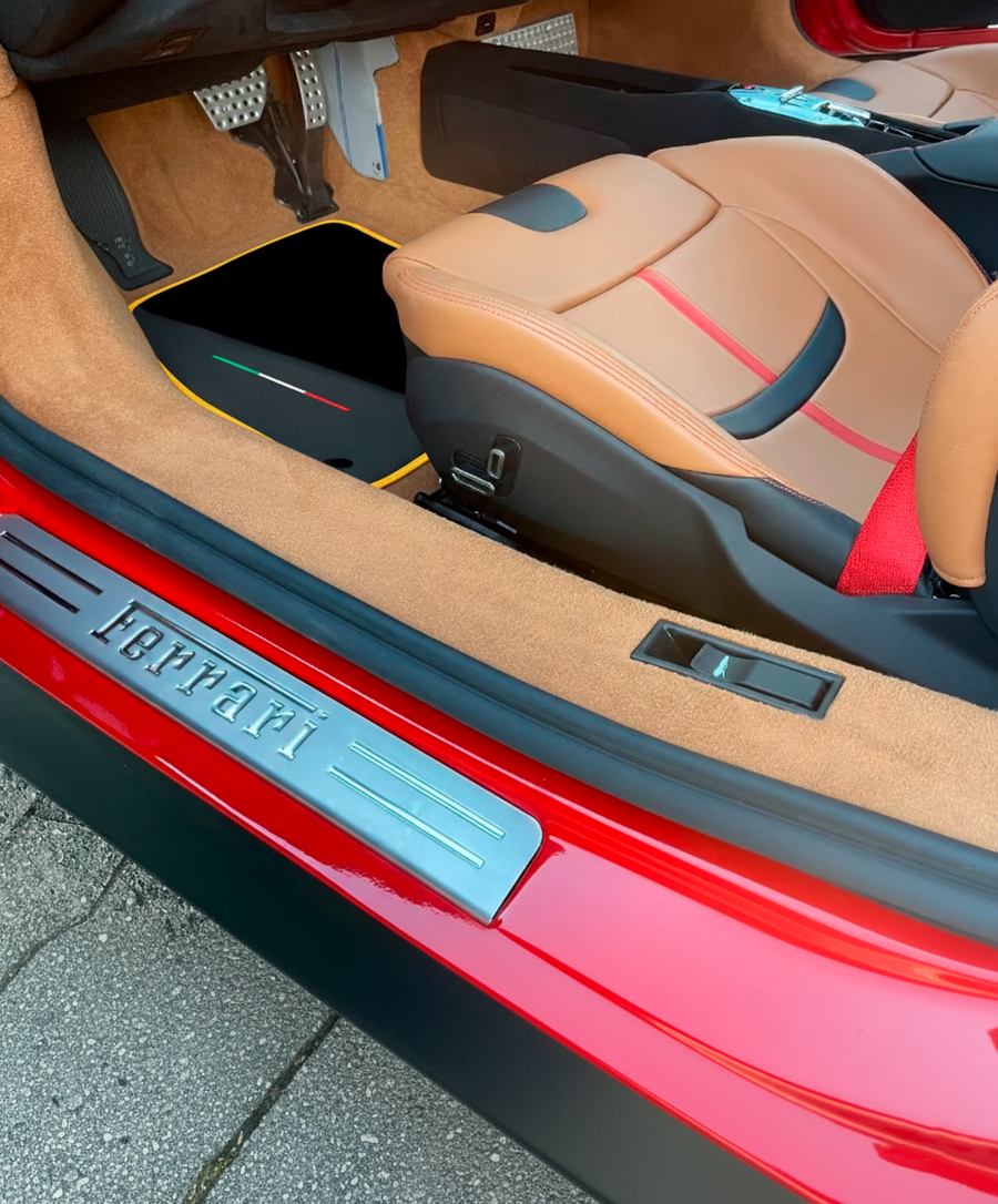Svarte Bilmatter for Ferrari SF90 Stradale (2019-2024) med Lær og Gul Trim
