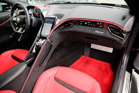 Rote Schaffell-Fußmatten für Ferrari Roma (2021-2024)