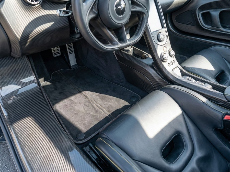 Svarte Bilmatter For McLaren P1 (2013-2015) med Alcantara | Oransje Søm