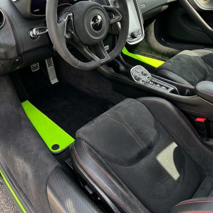 Passgenaue schwarze Autofußmatten für McLaren 570S (2015-2021) mit grünem Leder