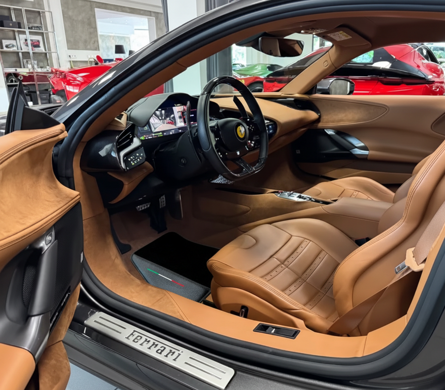 Schwarze Fußmatten für Ferrari SF90 Stradale (2019-2024) mit Carbonfaser