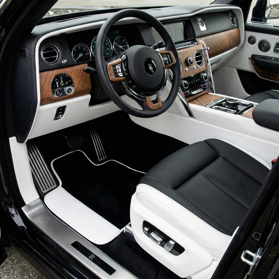 Svarte Bilmatter for Rolls Royce Cullinan 2018-2025 med hvitt lær | Hvit trim