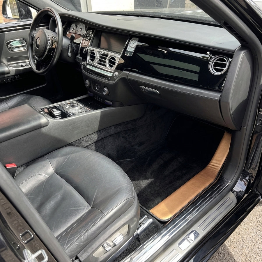 Svart bilmatter for Rolls Royce Ghost Series I (2010–2020) med gylden lær