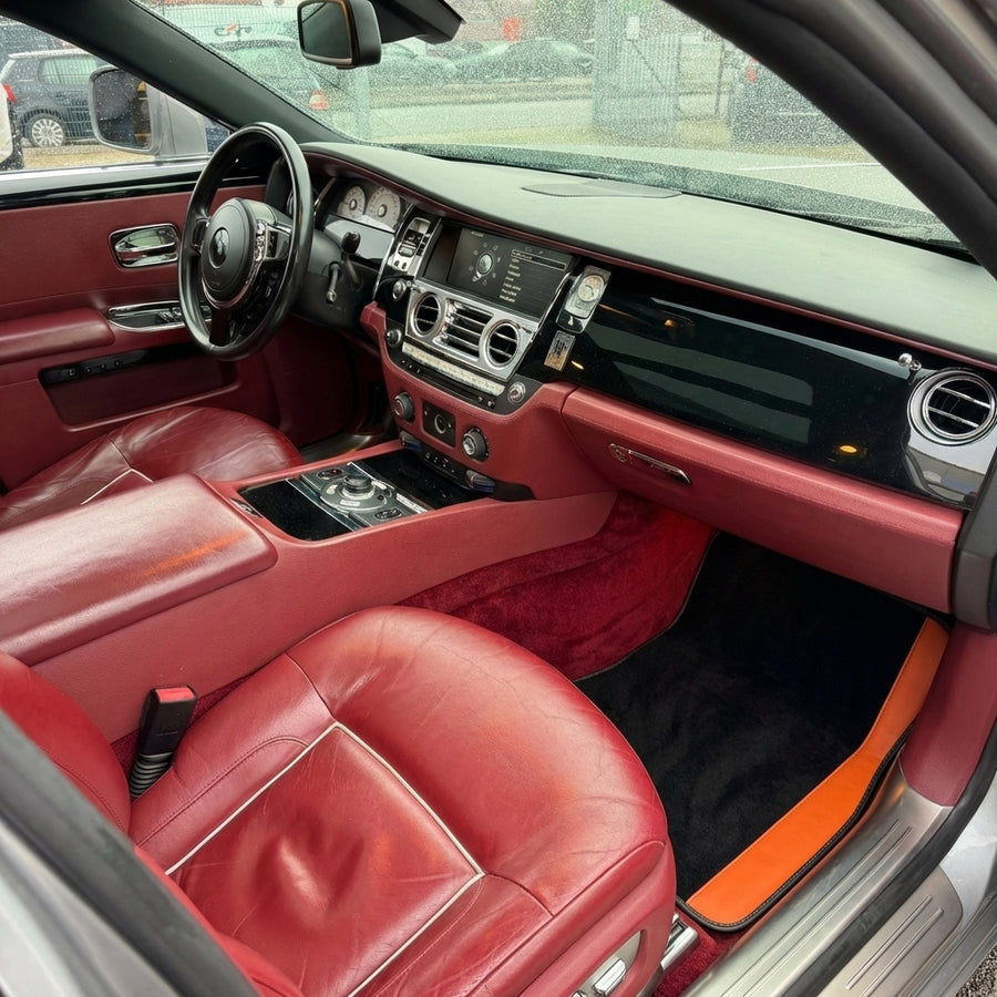 Tilpassede svarte bilmatter for Rolls Royce Ghost Series II (2021-2024) med oransje skinn