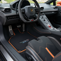Schwarze Fußmatten für Lamborghini Huracan STO mit orangefarbenem Rand