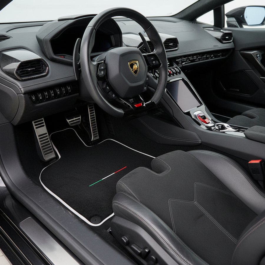 Schwarze Teppich-Fußmatten für Lamborghini Huracan STO mit weißem Rand | Italienische Ausgabe