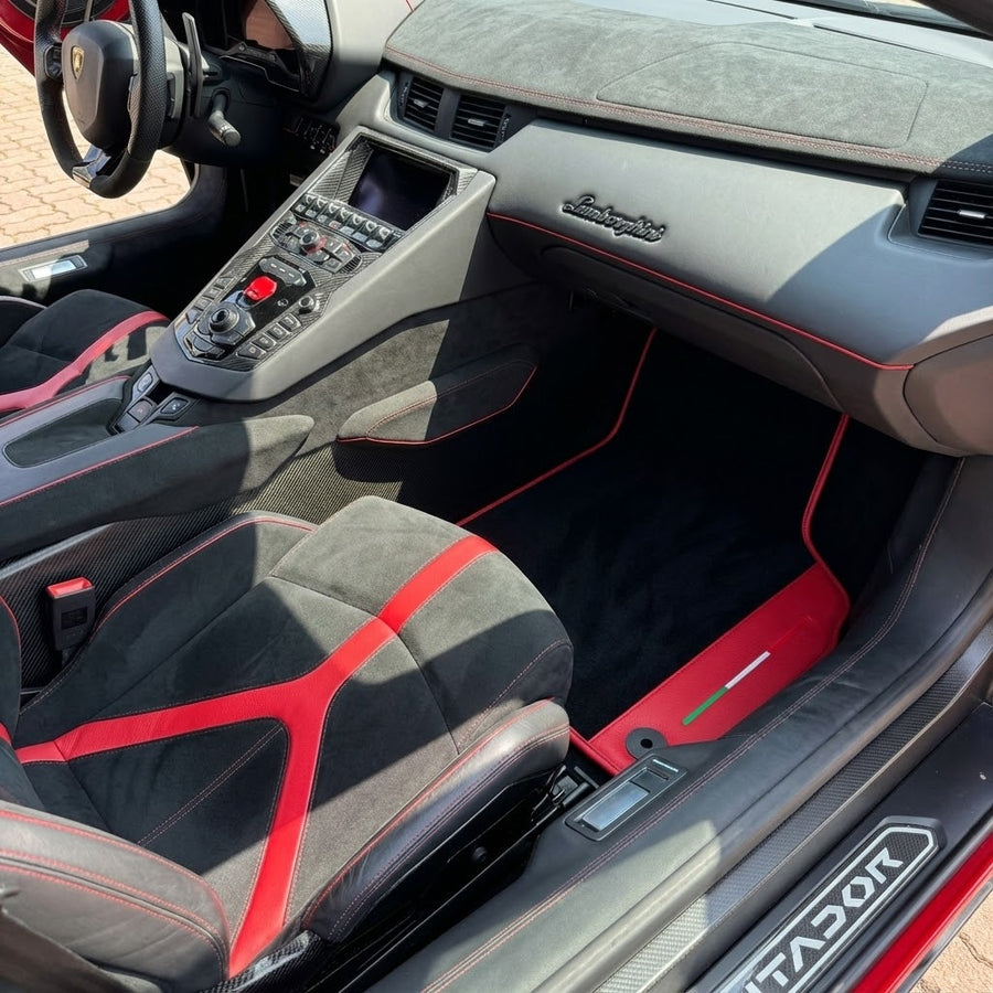 Tilpassede svarte bilmatter for Lamborghini Aventador med rødt lær