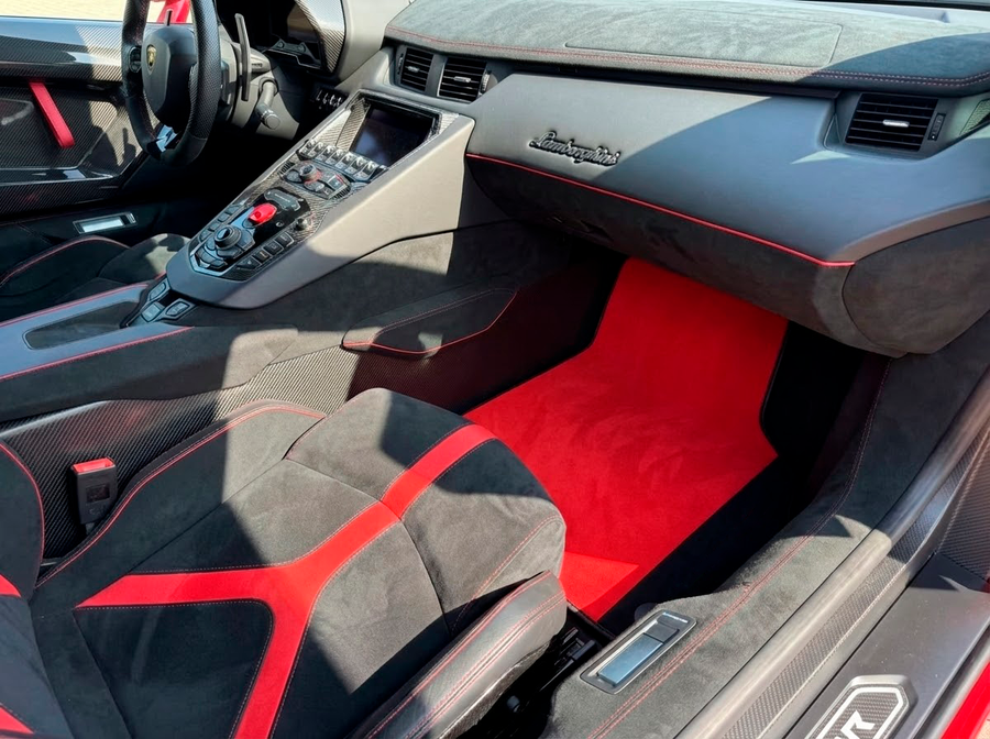 Tilpassbare svarte bilmatter for Lamborghini Aventador med rødt skinn