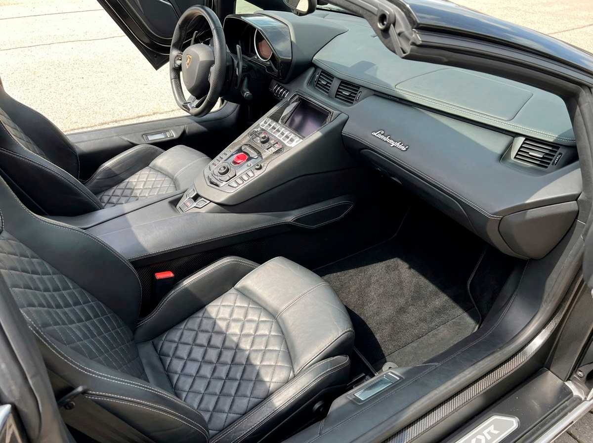Tilpassbare svarte bilmatter for Lamborghini Aventador med Alcantara-lær