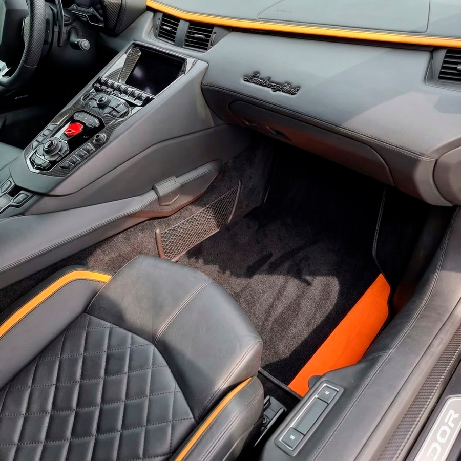 Anpassbare schwarze Fußmatten für Lamborghini Aventador mit orangefarbenem (Arancia Leonis) Nappaleder