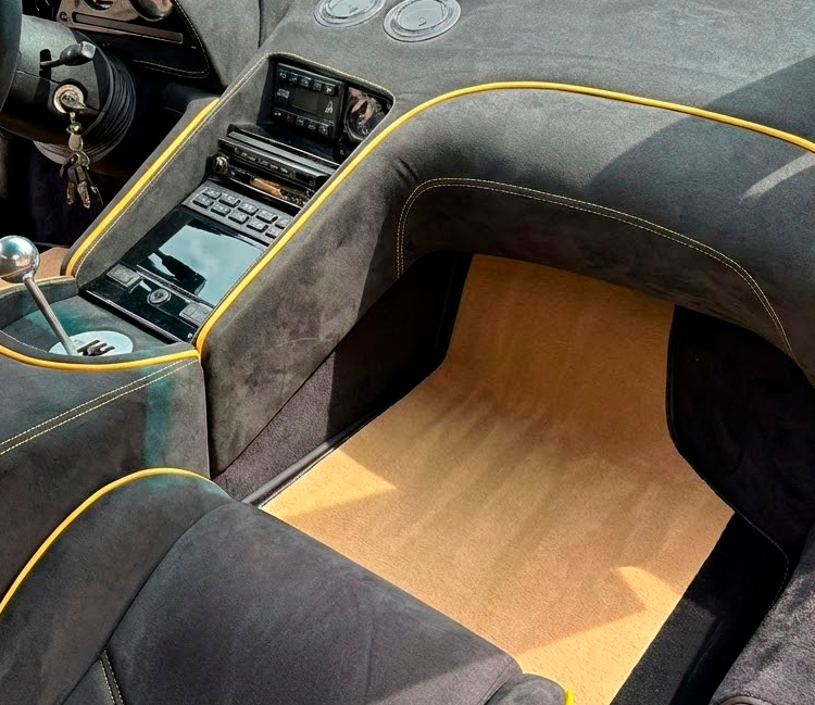Tilpassbare beige bilmatter for Lamborghini Diablo 1990-2001 med Alcantara-skinn