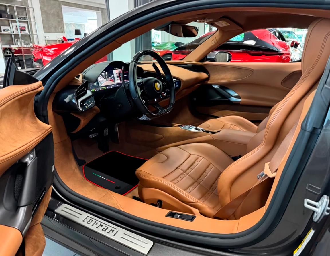Schwarze Fußmatten für Ferrari SF90 Stradale (2019-2024) mit Leder und rotem Rand