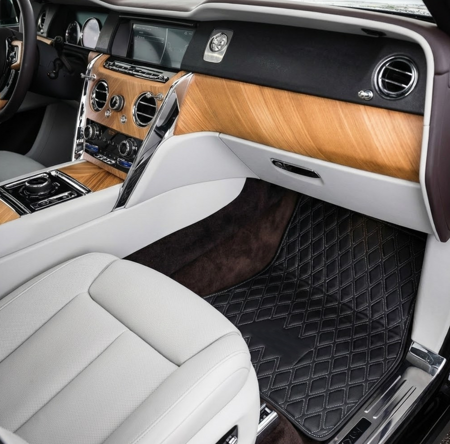Skreddersydde svarte lær Bilmatter for Rolls Royce Cullinan (2018-2025) med hvite sømmer
