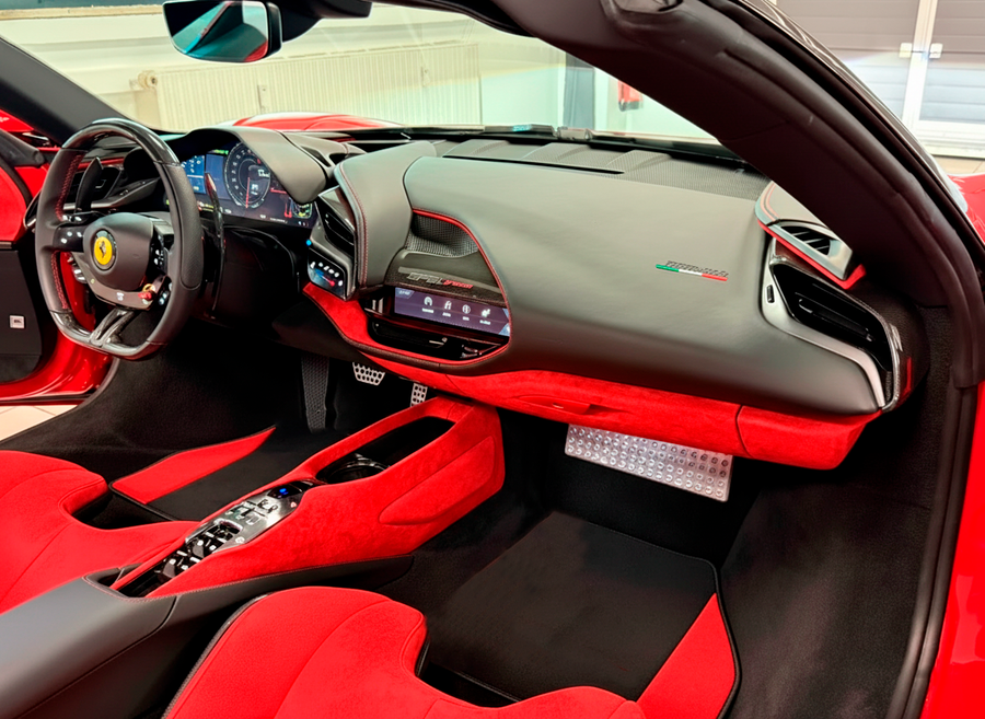 Svarte Bilmatter for Ferrari SF90 Stradale (2019-2024) med Rødt Alcantara Lær