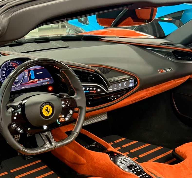 Grå lær bilmatter med oransje Daytona-design for Ferrari SF90 Stradale (2019-2024)