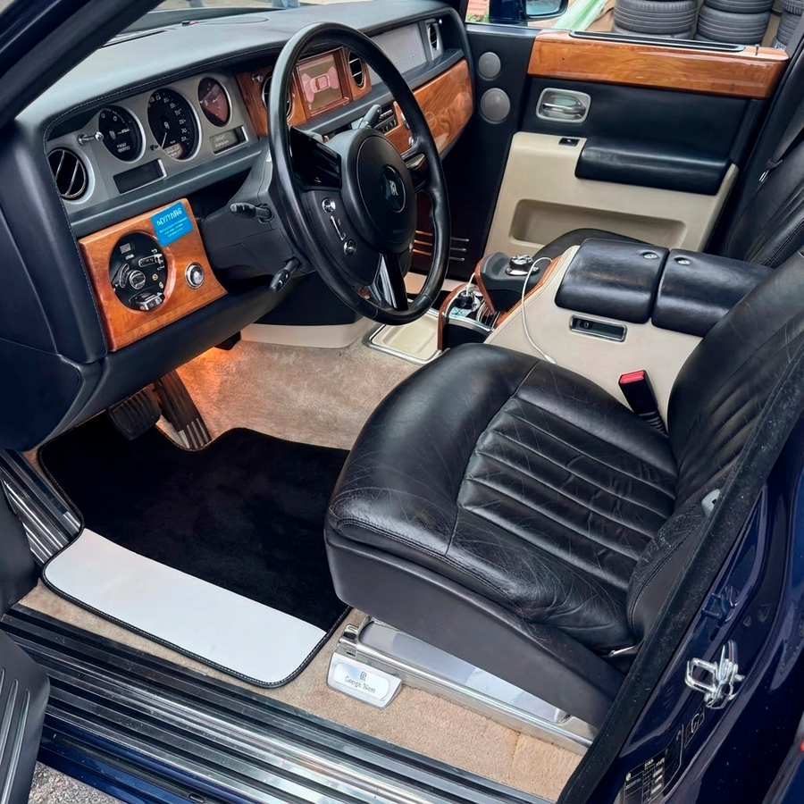 Svarte bilmatter for Rolls Royce Phantom Sedan (2003-2016) med hvitt lær