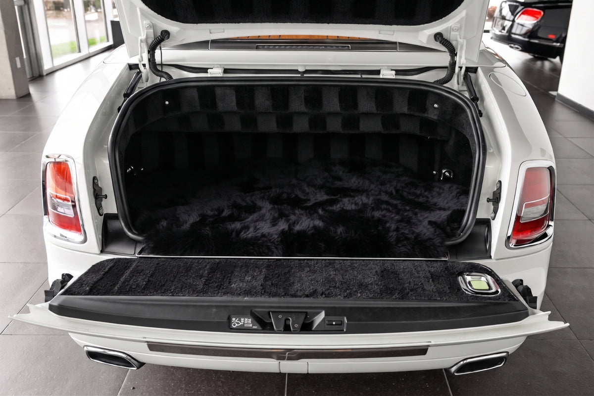 Svarte bilmatter for Rolls Royce Phantom Drophead Coupe (2007-2016) med gyllent lær