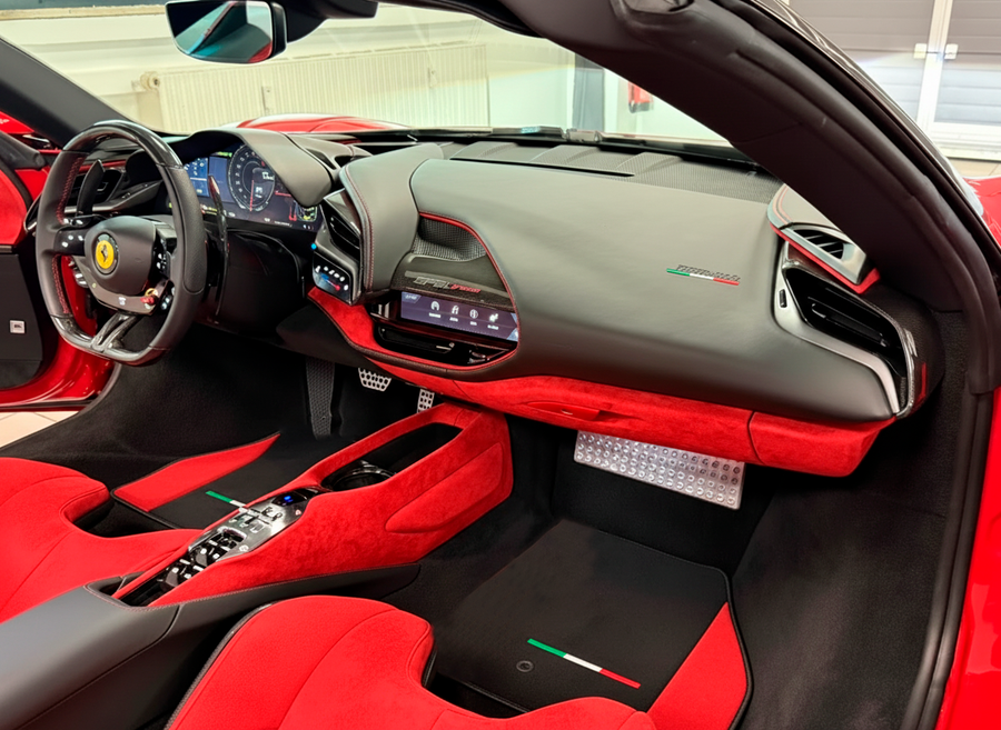 Svarte bilmatter for Ferrari SF90 Stradale med røde alcantara kanter | Italiensk utgave