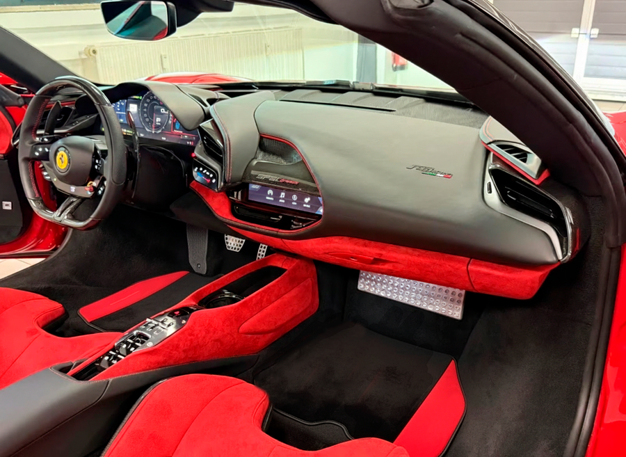 Svarte Bilmatter for Ferrari Portofino M (2018-2023) med rødt Alcantara-lær